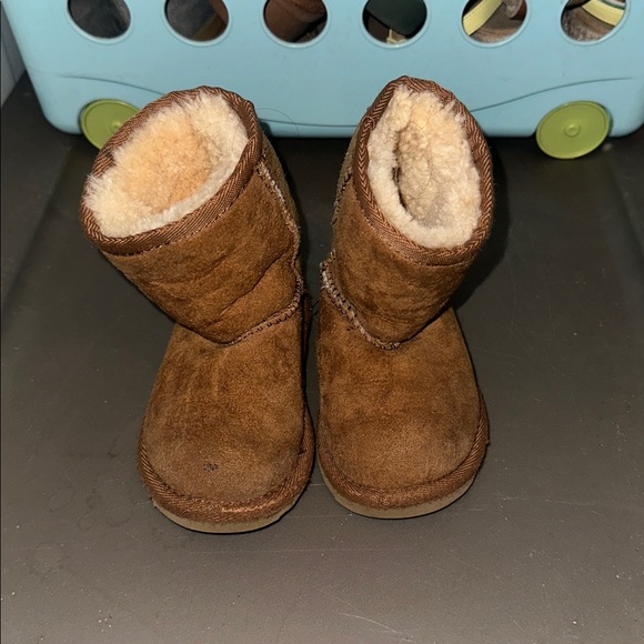 Girls UGG boots - Picture 1 of 3